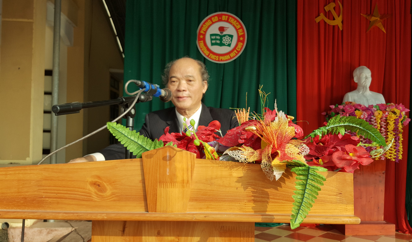 Thầy giáo Lê Đức Hân phát biểu trong ngày đặt tượng Danh nhân Phan Huy Chú