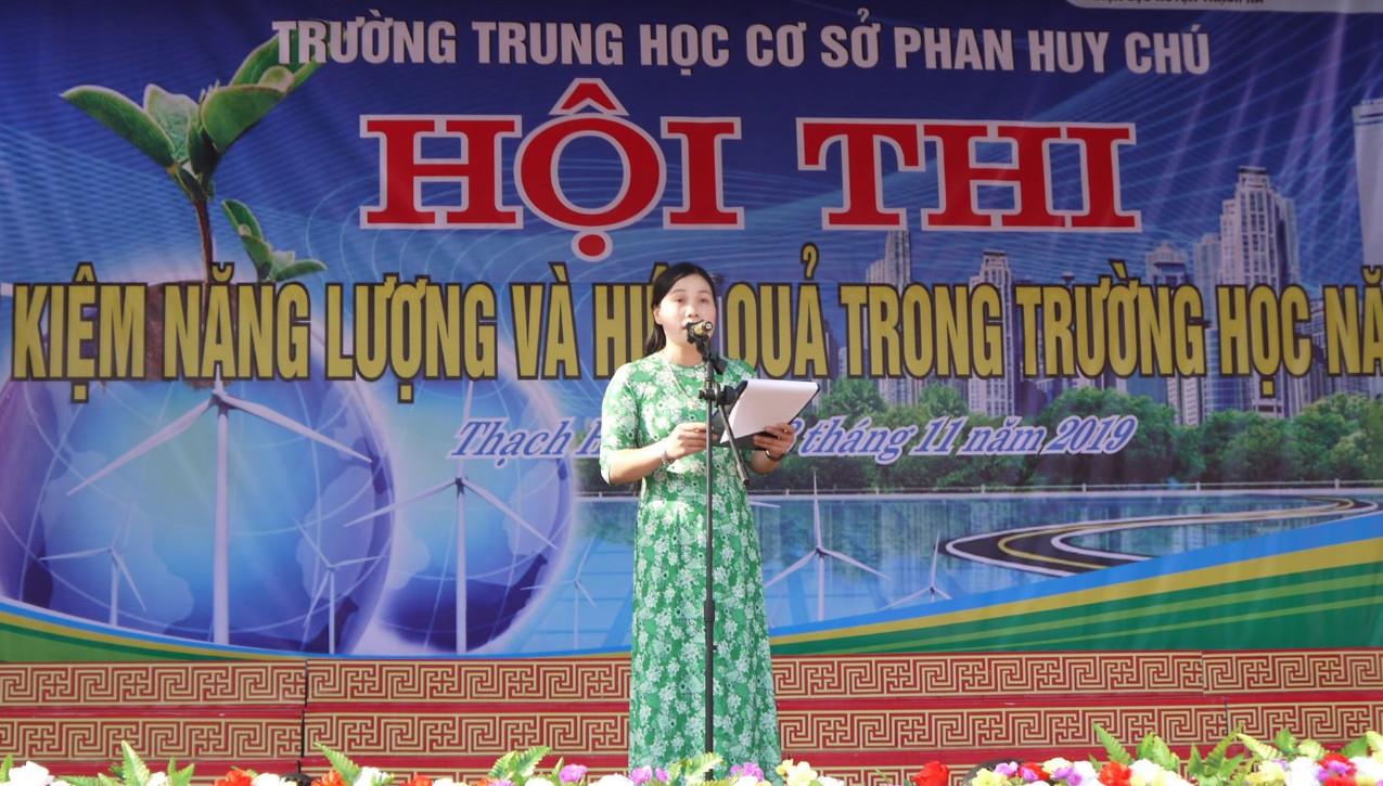 Đ/C Nguyễn Thị Phương Thanh, P.Hiệu trưởng trường THCS Phan Huy Chú đọc diễn văn khai mạc cuộc thi.