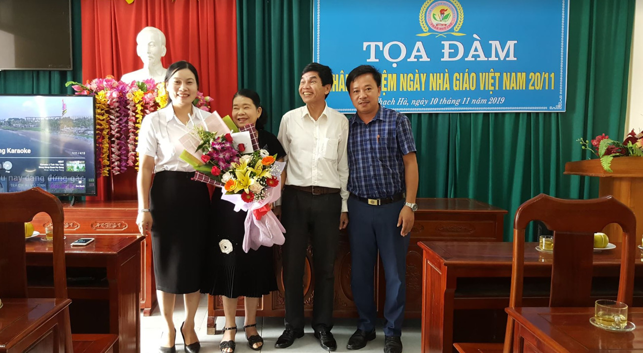 Ban giám hiệu trường THCS tặng hoa Lưu niệm Hội Cựu giáo chức.