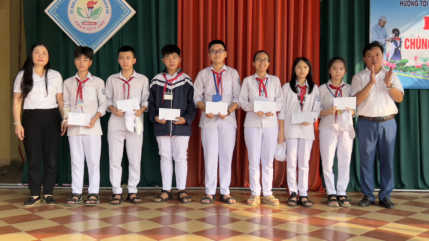 Buổi chào cờ tuyên dương học sinh đạt giải Nhất các cuộc thi cấp huyện năm học 2022-2023