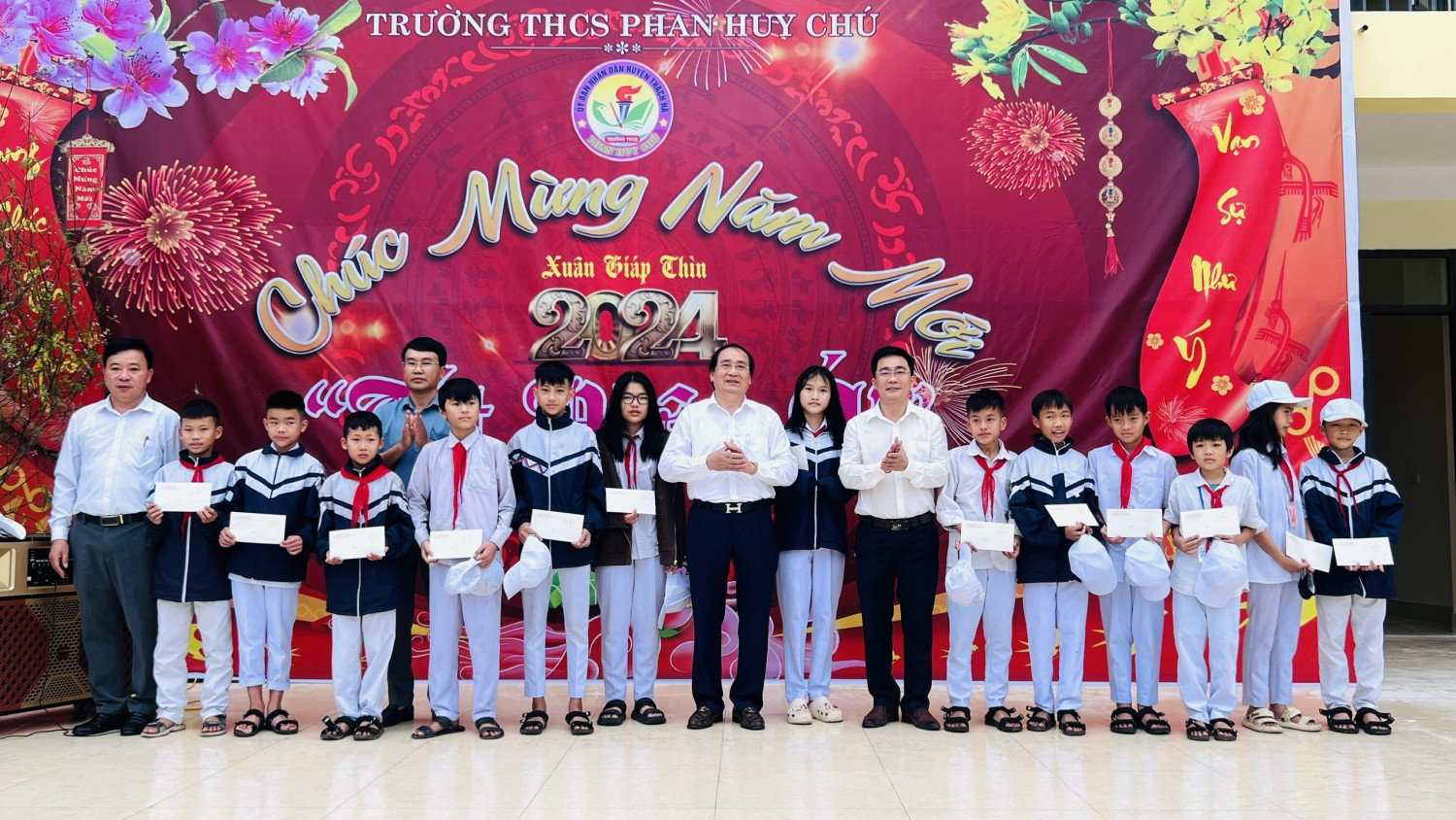 Trường THCS Phan Huy Chú tổ chức trao quà Tết nhân ái cho học sinh có hoàn cảnh khó khăn