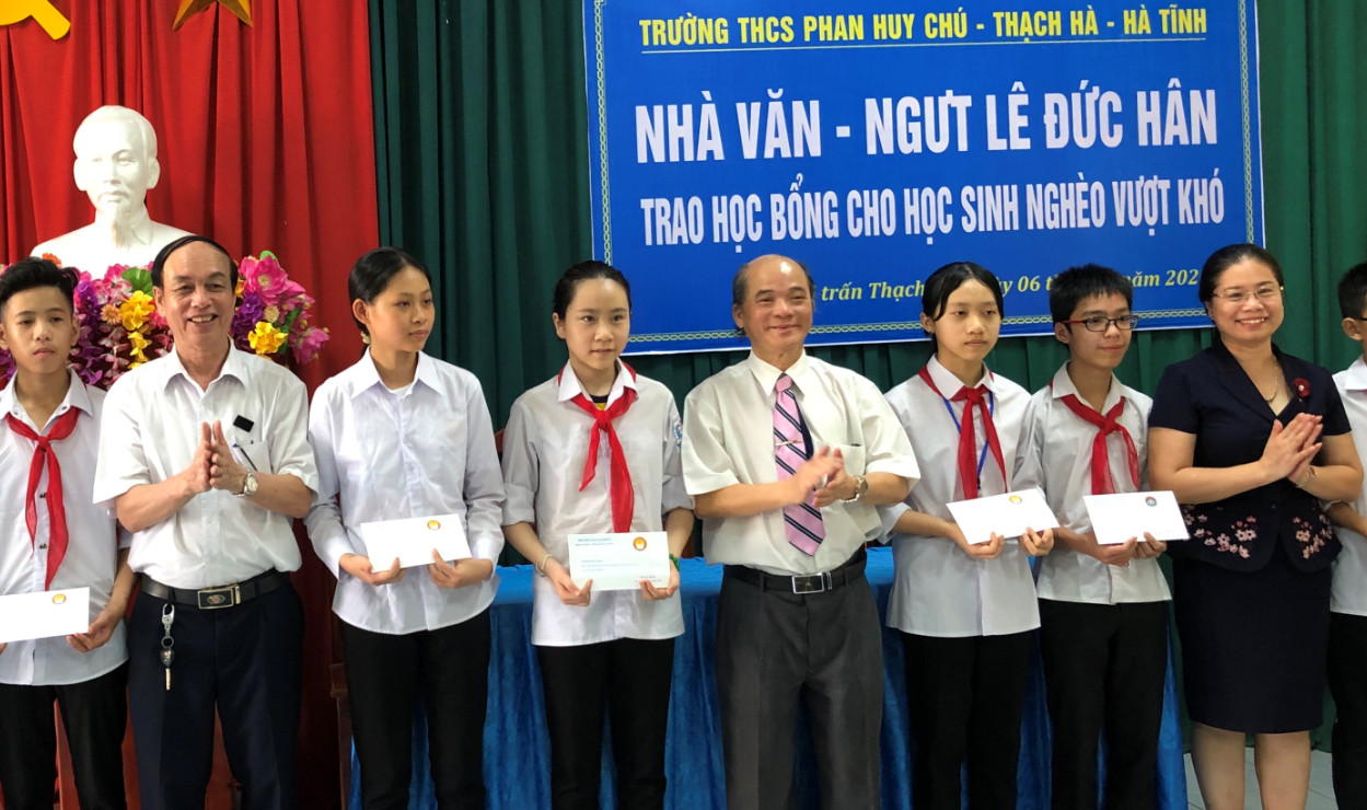 Trường THCS Phan Huy Chú tổ chức Lễ trao 20 suất học bổng "Bà giáo Hồng" cho HS nghèo vượt khó