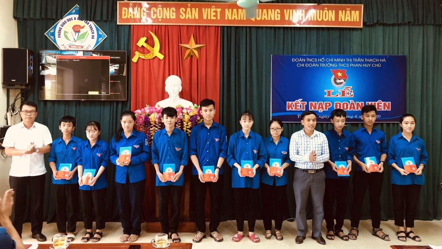 Chi đoàn trường THCS Phan Huy Chú tổ chức Lễ kết nạp đoàn viên