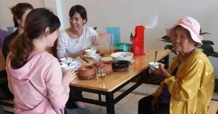 Hành động đẹp: Thấy bà cụ ăn xin bị đói, ba cô gái trẻ mời bà cùng dùng bữa