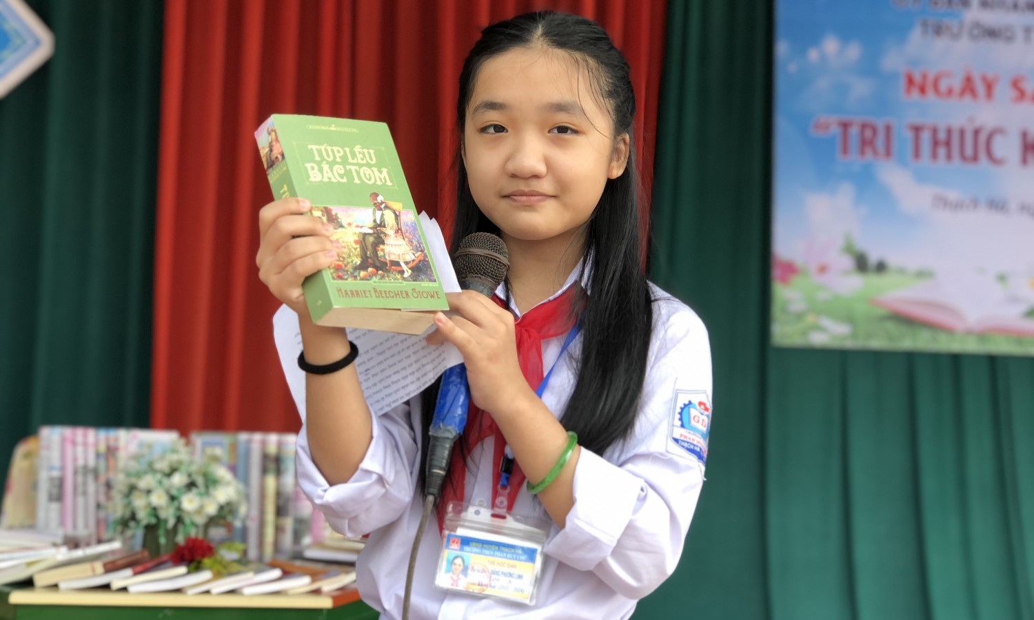 Hưởng ứng ngày Sách Việt Nam "Tri thức kết nối ước mơ" và Lễ trao thưởng HSG Huyện lớp 8 đạt giải Nhất