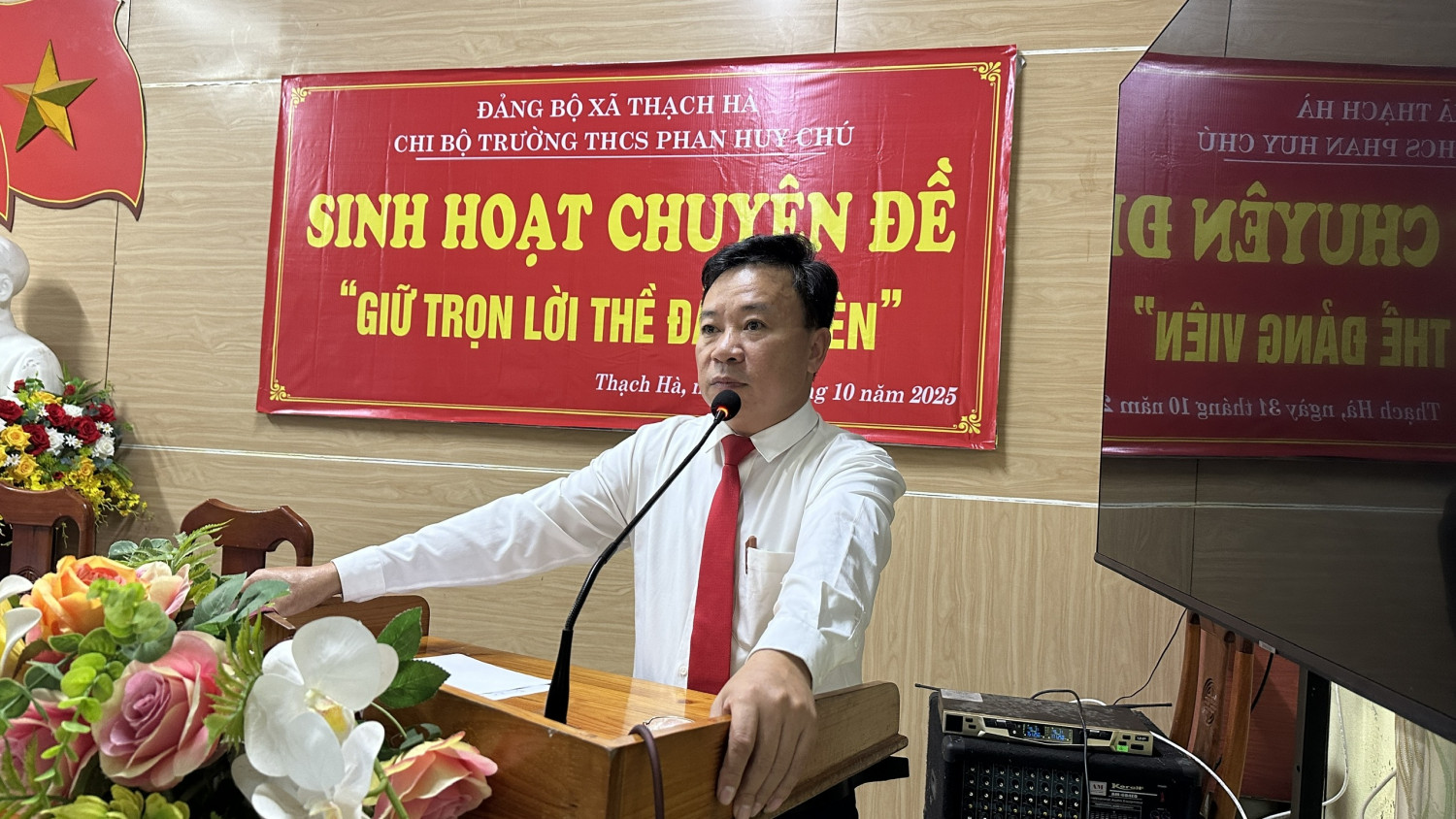 CHI BỘ TRƯỜNG THCS PHAN HUY CHÚ SINH HOẠT CHUYÊN ĐỀ “GIỮ TRỌN LỜI THỀ ĐẢNG VIÊN”