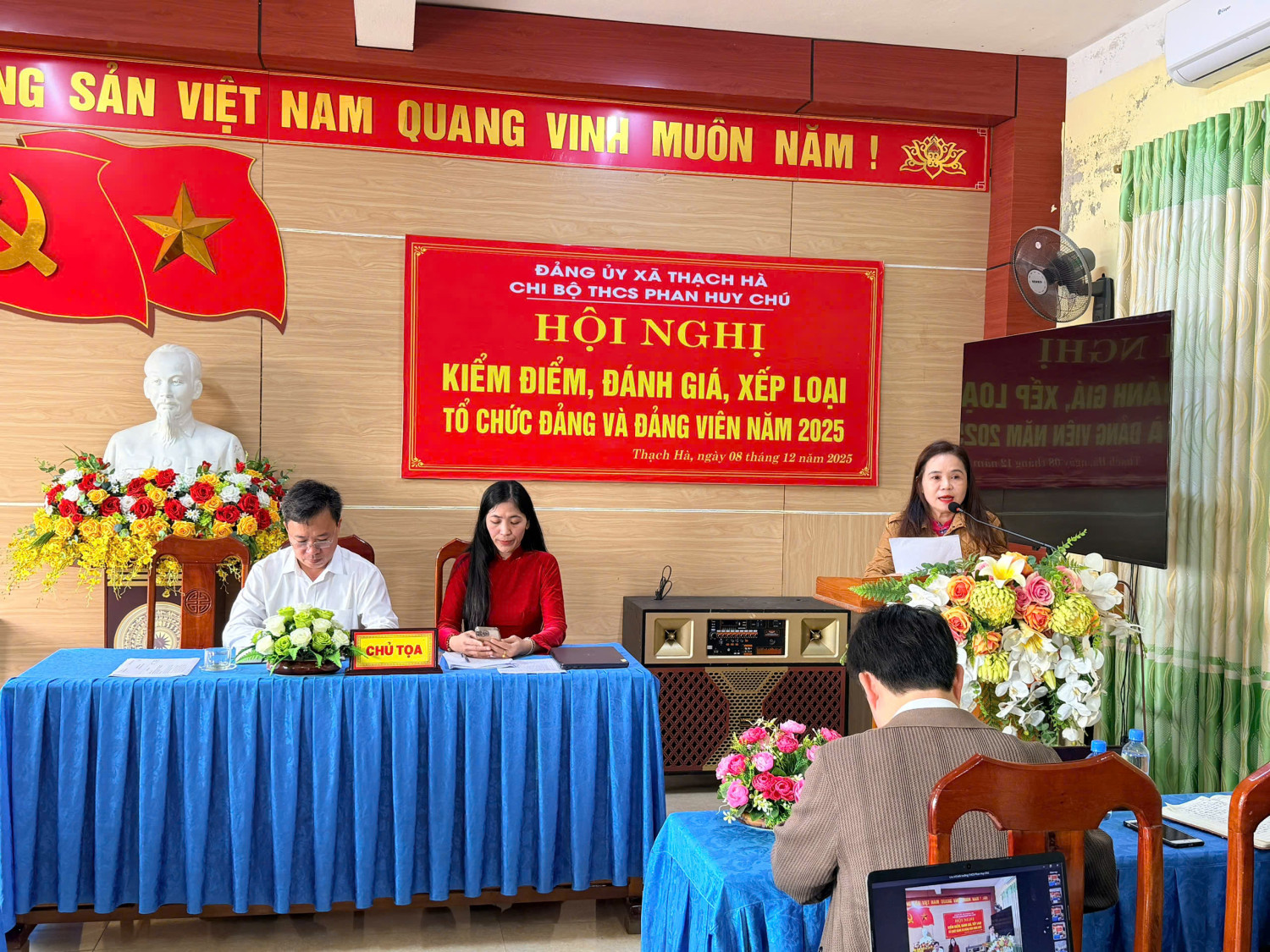 Đồng chí Nguyễn Thị Bích Hằng - Đảng viên Tổ KHXH phát biểu ý kiến