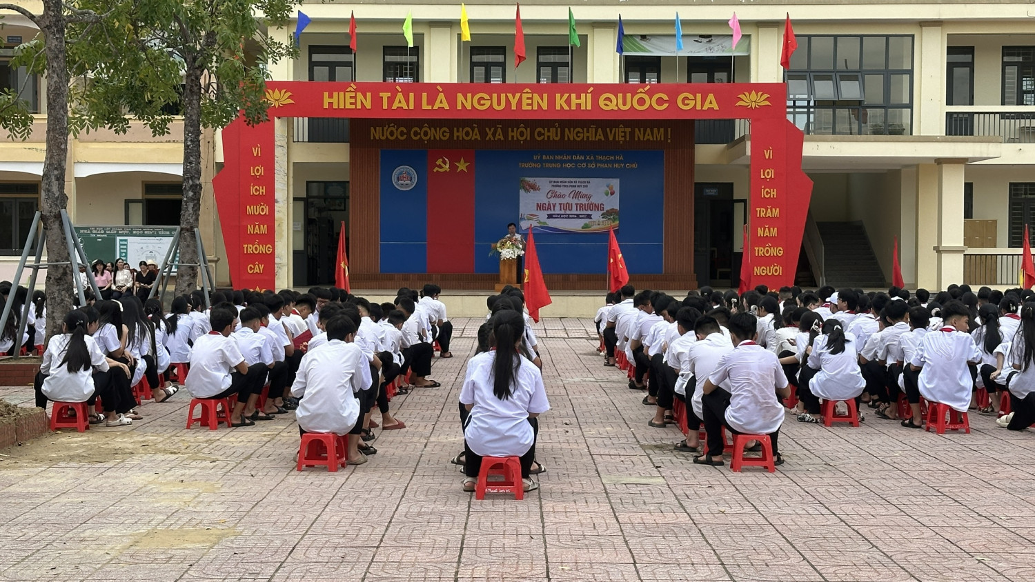 TRƯỜNG THCS PHAN HUY CHÚ TỔ CHỨC TỰU TRƯỜNG CHO HỌC SINH KHỐI 9 NĂM 2026-2027