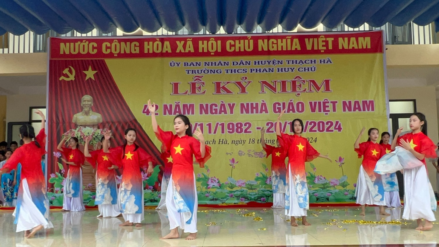 Văn nghệ chào mừng ngày 20/11/2024