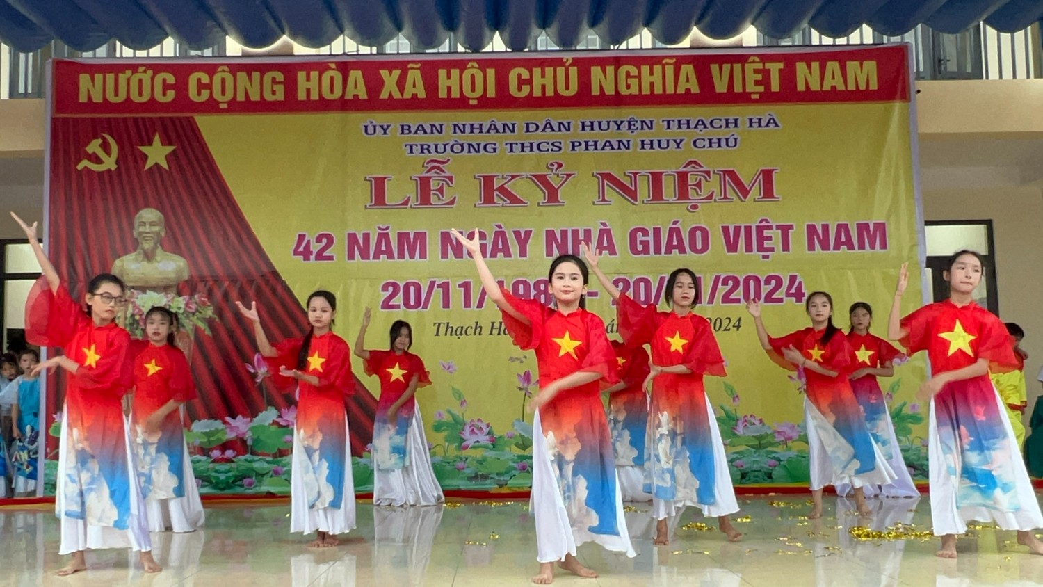 Văn nghệ chào mừng ngày 20/11/2024