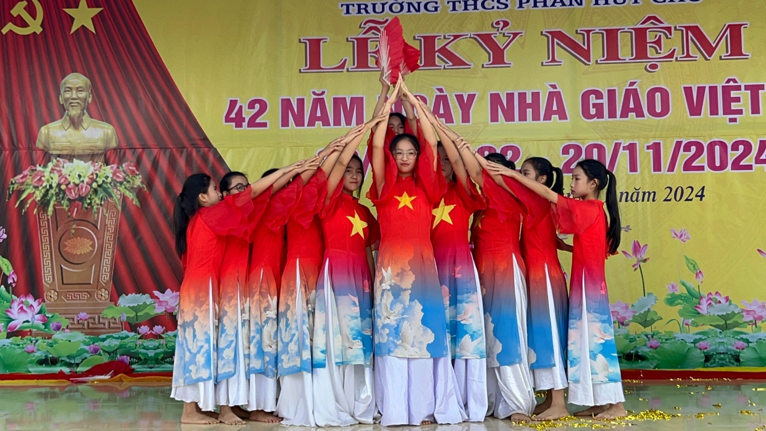 Văn nghệ chào mừng ngày 20/11/2024