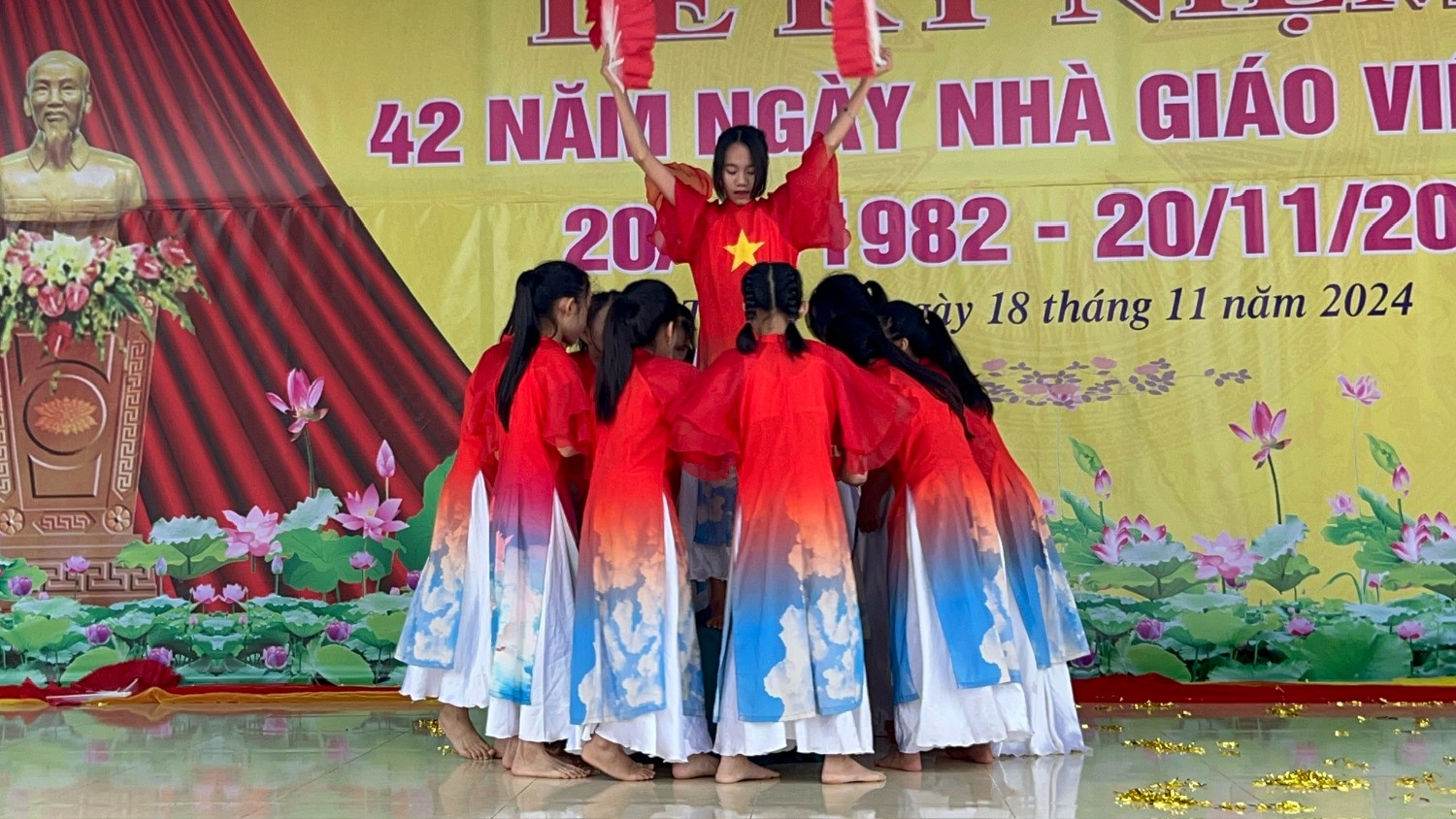 Văn nghệ chào mừng ngày 20/11/2024