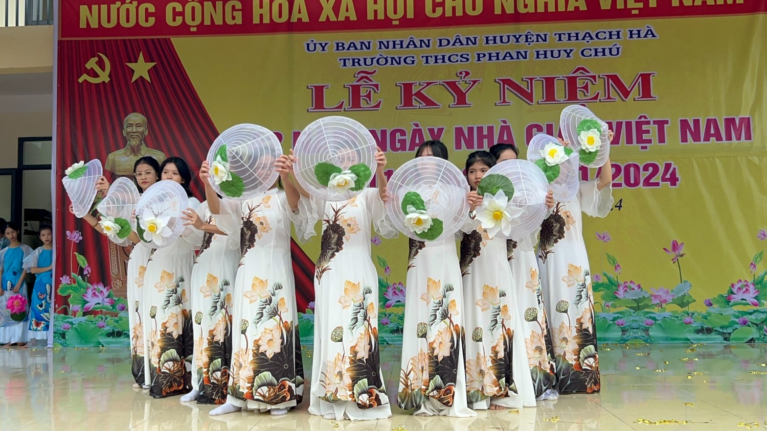 Văn nghệ chào mừng ngày 20/11/2024