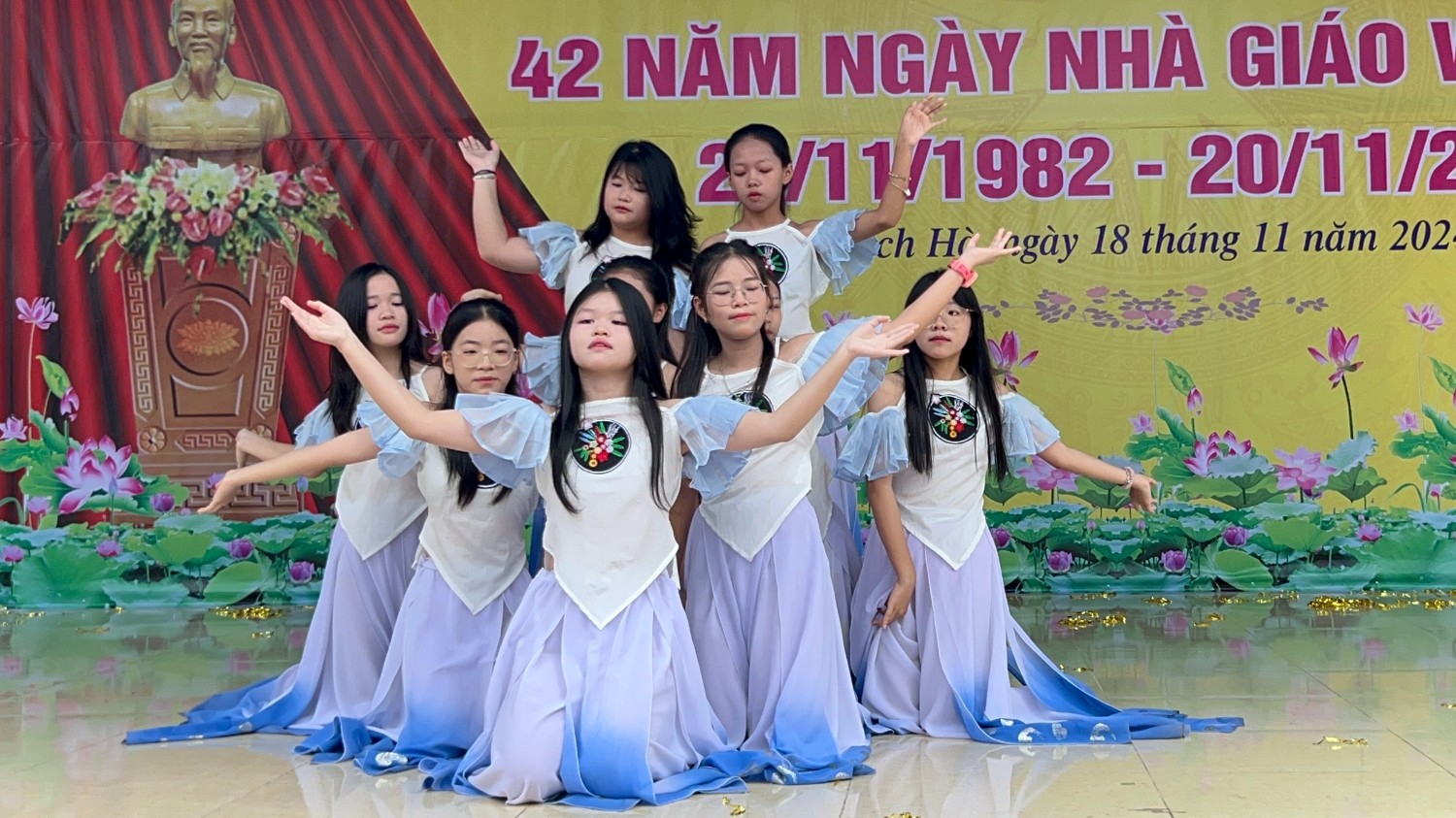 Văn nghệ chào mừng ngày 20/11/2024