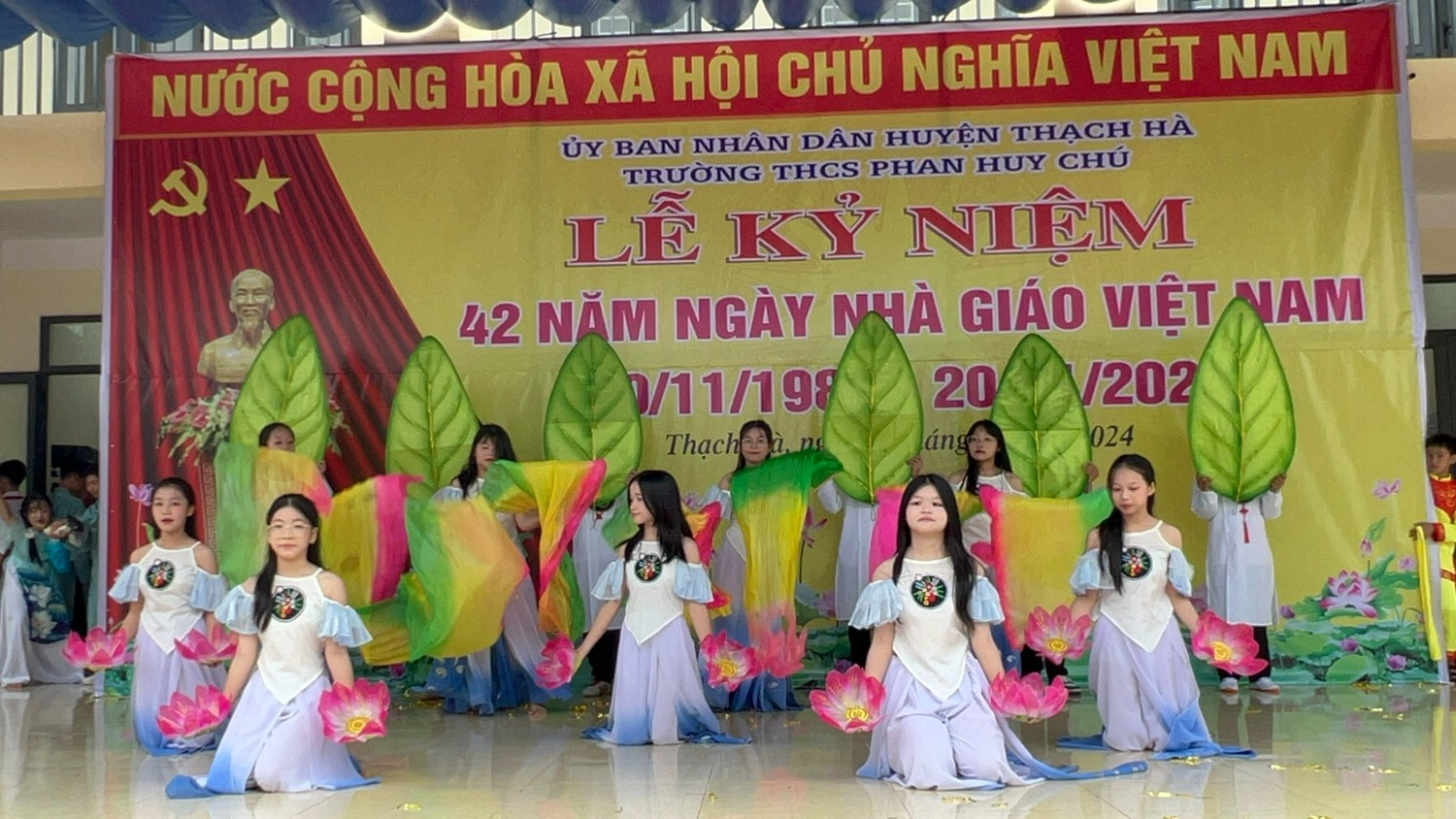 Văn nghệ chào mừng ngày 20/11/2024