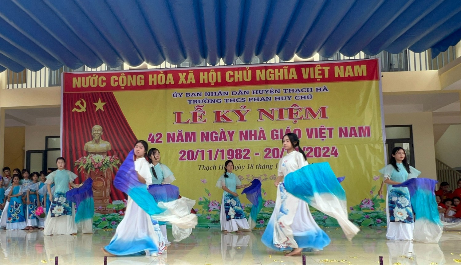 Văn nghệ chào mừng ngày 20/11/2024