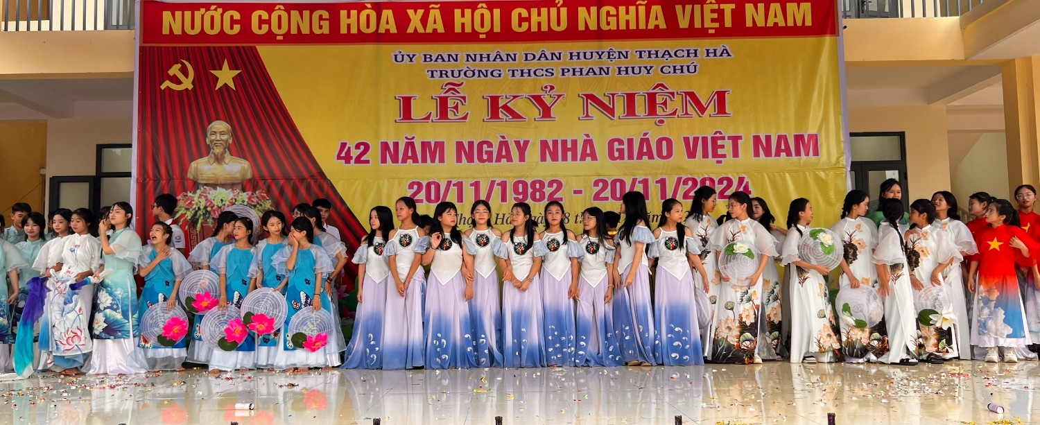 Văn nghệ chào mừng ngày 20/11/2024