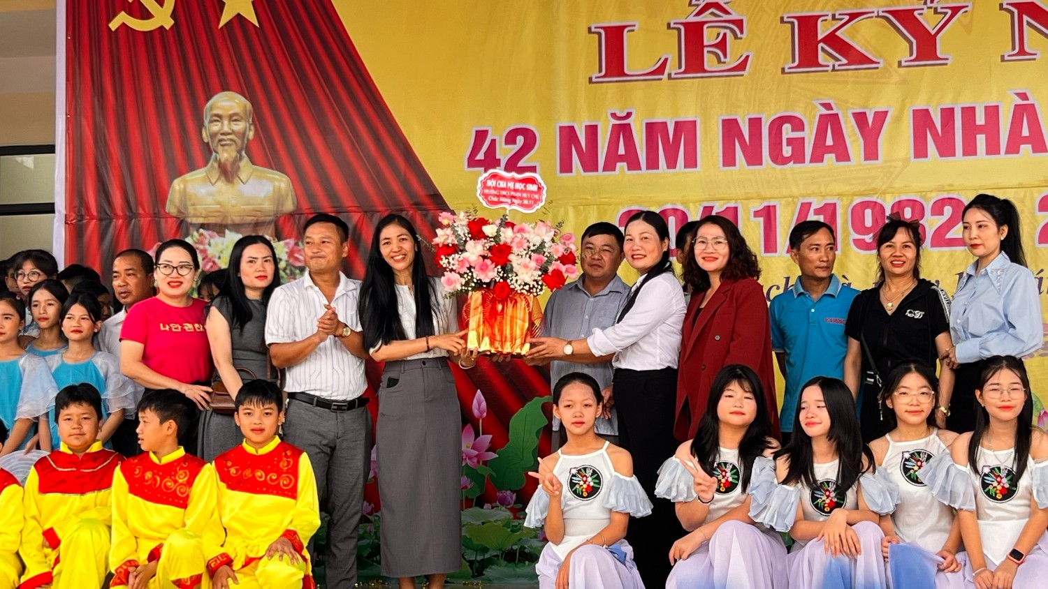 Văn nghệ chào mừng ngày 20/11/2024